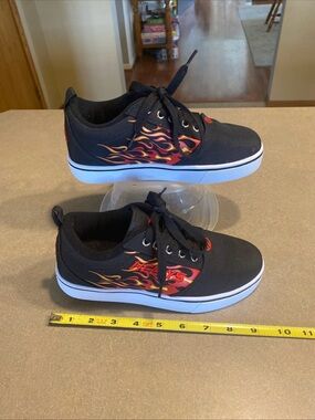 Heelys Pro Print Skate Shoes Youth Size 4 Black Red Flames Pre-Loved Indoors